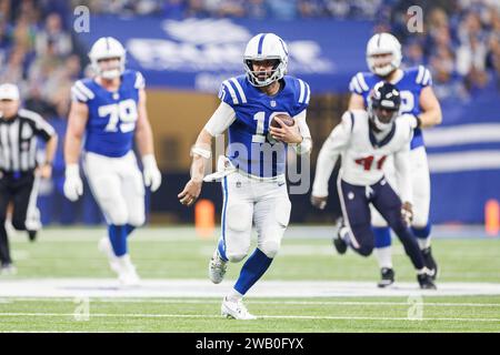 6. Januar 2024: Indianapolis Colts Quarterback Gardner Minshew (10) läuft mit dem Ball während der NFL-Action gegen die Houston Texans im Lucas Oil Stadium in Indianapolis, Indiana. John Mersits/CSM. Stockfoto