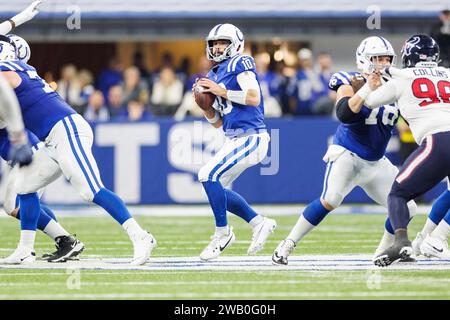 6. Januar 2024: Der Indianapolis Colts Quarterback Gardner Minshew (10) übergibt den Ball während der NFL-Action gegen die Houston Texans im Lucas Oil Stadium in Indianapolis, Indiana. John Mersits/CSM. Stockfoto