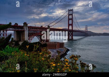 Die Golden Gate Bridge ist zweifellos die meistfotografierte Brücke der Welt und ein Wunder moderner Technik. Sie ist ein ikonisches Bauwerk, das verbindet Stockfoto