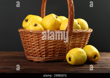 Korb mit köstlichen Reifen Quitten auf Holztisch Stockfoto