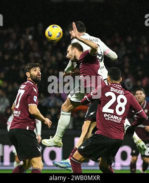 Salerno, Italien. Januar 2024. Dusan Vlahovic (TOP) des FC Juventus erzielte sein Tor während des italienischen Fußballspiels der Serie A zwischen Salernitana und FC Juventus in Salerno, Italien, am 7. Januar 2024. Quelle: Federico Tardito/Xinhua/Alamy Live News Stockfoto