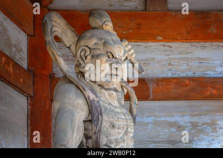 Kyoto, Japan – März 31 2023: NIO, zornvolle und muskulöse Wächter des Buddha, stehen am Tor des Ninnaji-Tempels Wache Stockfoto