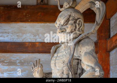 Kyoto, Japan – März 31 2023: NIO, zornvolle und muskulöse Wächter des Buddha, stehen am Tor des Ninnaji-Tempels Wache Stockfoto