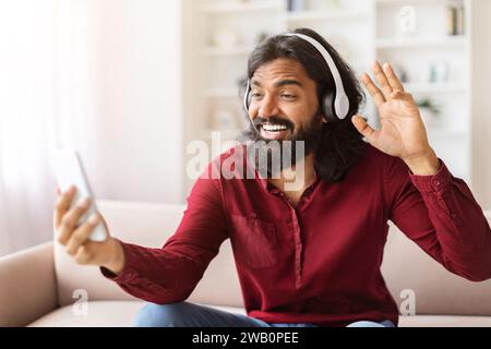 Portrait bärtiger junger indianer haben Videoanruf am Telefon Stockfoto
