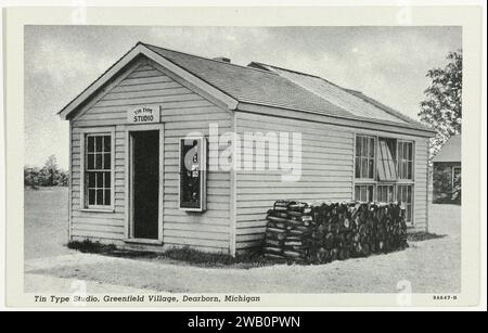 Tin Type Studio, Greenfield Village, Dearborn, Michigan, 1929 - ca. 1940 Fotomechanische Kopie eines hölzernen Ferrotypie-Ateliers im Freiluftdorf Greenfield Village in Dearborn. Hersteller: DearbornPublisher: Chicago Karton Studio  Fotograf Dearborn Stockfoto