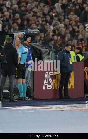 Rom, Italien. 7. Januar 2024, Stadio Olimpico, Roma, Italien; Fußball der Serie A; Roma gegen Atalanta; Schiedsrichter Gianluca Aureliano während der Beratung im VAR-System Credit: Roberto Ramaccia/Alamy Live News Stockfoto