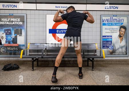 Ein Teilnehmer ohne Hose posiert für Fotos an der Londoner U-Bahn-Station. Die Teilnehmer der „No Housers Tube Ride“ werden während der Fahrt in der Londoner U-Bahn ohne Hosen normal benehmen. 'No Trousers Tube Ride' kehrte nach London zurück, obwohl ein Streik der Londoner U-Bahn angekündigt wurde und ab heute Abend beginnt. (Foto von Hesther ng / SOPA Images/SIPA USA) Stockfoto