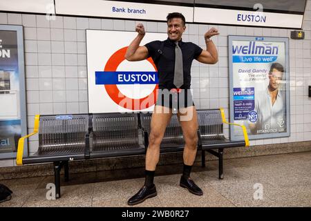 London, Großbritannien. Januar 2024. Ein Teilnehmer ohne Hose posiert für Fotos an der Londoner U-Bahn-Station. Die Teilnehmer der „No Housers Tube Ride“ werden während der Fahrt in der Londoner U-Bahn ohne Hosen normal benehmen. 'No Trousers Tube Ride' kehrte nach London zurück, obwohl ein Streik der Londoner U-Bahn angekündigt wurde und ab heute Abend beginnt. (Foto: Hesther ng/SOPA Images/SIPA USA) Credit: SIPA USA/Alamy Live News Stockfoto