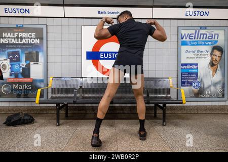 London, Großbritannien. Januar 2024. Ein Teilnehmer ohne Hose posiert für Fotos an der Londoner U-Bahn-Station. Die Teilnehmer der „No Housers Tube Ride“ werden während der Fahrt in der Londoner U-Bahn ohne Hosen normal benehmen. 'No Trousers Tube Ride' kehrte nach London zurück, obwohl ein Streik der Londoner U-Bahn angekündigt wurde und ab heute Abend beginnt. Quelle: SOPA Images Limited/Alamy Live News Stockfoto