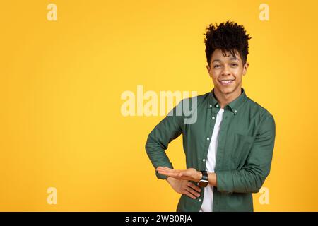 Fröhlicher afroamerikaner, der auf den Kopierraum zeigt Stockfoto