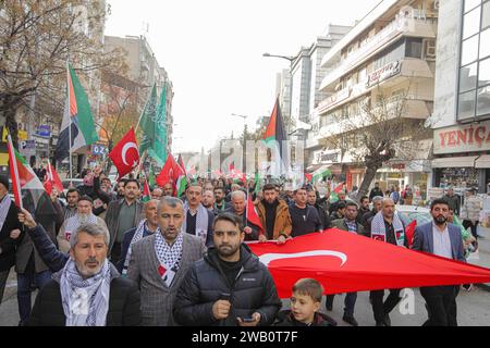 31. Dezember 2023: Gaziantep, Turkiye. 31. Dezember 2023. Eine Menschenmenge versammelte sich in Gaziantep, um die Palästinenser zu unterstützen und sich gegen die anhaltenden Angriffe Israels auf den Gazastreifen zu wehren. Die Teilnehmer schwenkten die palästinensische Flagge neben der türkischen Flagge, während sie an die Opfer der jüngsten Attentate im Nordirak erinnern (Foto: © Muhammad ATA/IMAGESLIVE via ZUMA Press Wire). Nicht für kommerzielle ZWECKE! Stockfoto