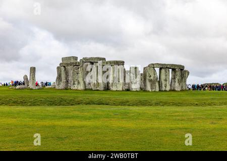 Stonehenge prähistorische Steine auf der Salisbury-Ebene in Wiltshire England, Touristen und Besucher der Weltkulturerbestätte, Großbritannien, 2023 Stockfoto