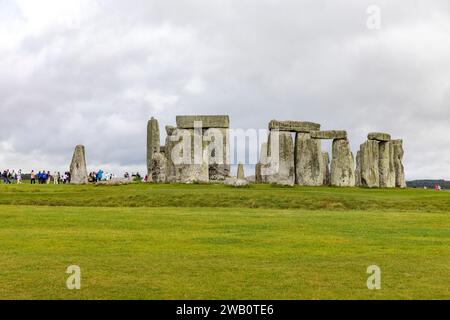 Stonehenge prähistorische Steine auf der Salisbury-Ebene in Wiltshire England, Touristen und Besucher der Weltkulturerbestätte, Großbritannien, 2023 Stockfoto