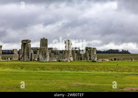 Stonehenge prähistorische Steine auf der Salisbury-Ebene in Wiltshire England, Touristen und Besucher der Weltkulturerbestätte, Großbritannien, 2023 Stockfoto