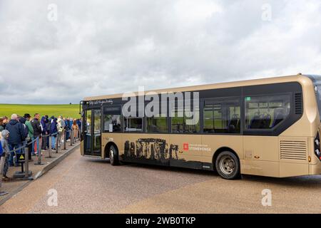 Stonehenge Wiltshire 2023, englisches Kulturerbe, bietet Shuttlebusse für diejenigen, die nicht vom Besucherzentrum in England, Großbritannien nach Stonehenge laufen möchten Stockfoto