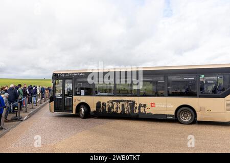 Stonehenge Wiltshire 2023, englisches Kulturerbe, bietet Shuttlebusse für diejenigen, die nicht vom Besucherzentrum in England, Großbritannien nach Stonehenge laufen möchten Stockfoto