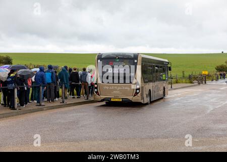 Stonehenge Wiltshire 2023, englisches Kulturerbe, bietet Shuttlebusse für diejenigen, die nicht vom Besucherzentrum in England, Großbritannien nach Stonehenge laufen möchten Stockfoto