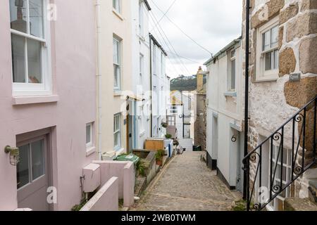 St Ives Cornwall, enge Kopfsteinpflasterstraße zwischen Häusern und Hütten im Stadtzentrum von St Ives, England, Großbritannien, 2023 Stockfoto