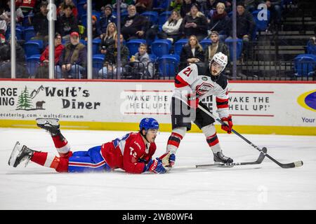 7. Januar 2024: Utica Comets Forward Arnaud Durandeau (21) stürzt in der zweiten Periode gegen die Laval-Rakete. Die Utica Comets veranstalteten die Laval Rocket in einem Spiel der American Hockey League im Adirondack Bank Center in Utica, New York. (Jonathan Tenca/CSM) Stockfoto