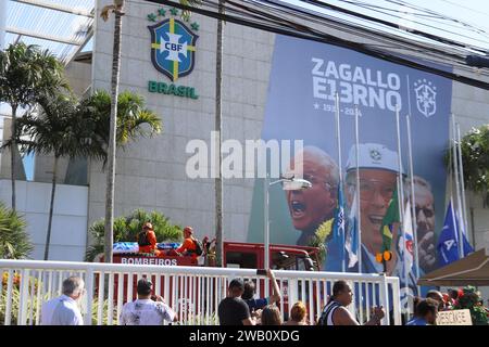 Rio De Janeiro, Brasilien. Januar 2024. Der Feuerwehrwagen, der die Leiche von Mário Jorge Lobo Zagallo transportiert, verlässt das Hauptquartier des brasilianischen Fußballverbandes CBFF in Barra da Tijuca und fährt an diesem Sonntag, den 7., zum Friedhof São João Batista in Botafogo. Zagallo, der einzige viermalige Fußballweltmeister der Nationalmannschaft, verstarb im Alter von 92 Jahren an Multiorganversagen in der Nacht des letzten Freitag, den 5. Januar 2024. Quelle: Brazil Photo Press/Alamy Live News Stockfoto