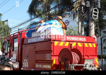 Rio De Janeiro, Brasilien. Januar 2024. Der Feuerwehrwagen, der die Leiche von Mário Jorge Lobo Zagallo transportiert, verlässt das Hauptquartier des brasilianischen Fußballverbandes CBFF in Barra da Tijuca und fährt an diesem Sonntag, den 7., zum Friedhof São João Batista in Botafogo. Zagallo, der einzige viermalige Fußballweltmeister der Nationalmannschaft, verstarb im Alter von 92 Jahren an Multiorganversagen in der Nacht des letzten Freitag, den 5. Januar 2024. Quelle: Brazil Photo Press/Alamy Live News Stockfoto