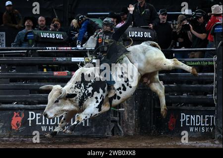 New York, USA. Januar 2024. Der professionelle Bullenreiter Austin Richardson reitet auf einem Bullen namens „The Undertaker“, während er in Runde 3 des Professional Bull Riding „PBR Unleash the Beast“ im Madison Square Garden, New York, NY, am 7. Januar 2024 antritt. (Foto: Anthony Behar/SIPA USA) Credit: SIPA USA/Alamy Live News Stockfoto