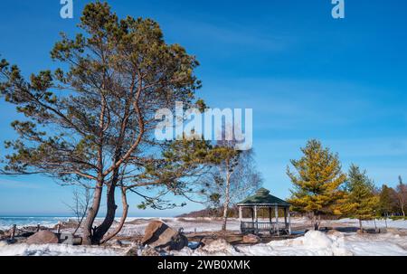 Malerischer Blick auf den Lake Huron vom Point Clark Lighthouse Park unter blauem Himmel im Winter Stockfoto