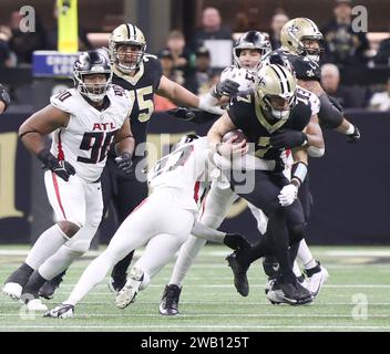 New Orleans, USA. Januar 2024. Richie Grant (27) bekämpft den New Orleans Saints Quarterback Taysom Hill (7) während eines Spiels der National Football League im Caesars Superdome in New Orleans, Louisiana am Sonntag, den 7. Januar 2024. (Foto: Peter G. Forest/SIPA USA) Credit: SIPA USA/Alamy Live News Stockfoto