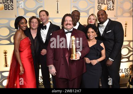 Beverly Hills, Usa. Januar 2024. Ayo Edebiri, Jeremy Allen White, Ebon Moss-Bachrach, Matty Matheson, Edwin Lee Gibson, Liza Colón-Zayas, Abby Elliott und Lionel Boyce bei den 81. Golden Globe Awards im Beverly Hilton Hotel am 7. Januar 2024 in Beverly Hills, Kalifornien. Quelle: PMC/Alamy Live News Stockfoto