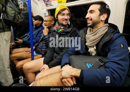 London, Großbritannien. Januar 2024. Die Teilnehmer der No Trousers Tube Ride 2024 ziehen sich an einem kühlen Nachmittag zu ihrer Unterhose für einen jährlichen Flashmob in der Londoner U-Bahn aus. Die Veranstaltung, die seit 2009 jedes Jahr zum Spaß in London stattfindet, wurde von der No Pants Subway Ride in New York inspiriert. Quelle: Eleventh Photography/Alamy Live News Stockfoto