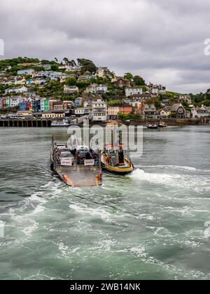 Dartmouth, Devon, England, Großbritannien – 26. Mai 2022: Die Lower Ferry überquert den Fluss Dart auf ihrem Weg nach Kingswear Stockfoto