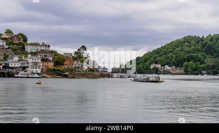 Dartmouth, Devon, England, Großbritannien – 26. Mai 2022: Die Lower Ferry überquert den Fluss Dart auf ihrem Weg nach Kingswear Stockfoto