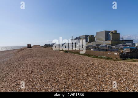 Dungeness, Kent, England, Vereinigtes Königreich - 12. Mai 2022: Der Kieselstrand und das Kraftwerk Dungeness Stockfoto