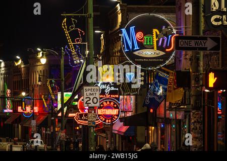 Bunte Neonschilder entlang der Beale Street im Zentrum von Memphis, Tennessee. (USA) Stockfoto
