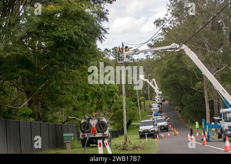 Arbeiten Sie an der Wiederherstellung der Stromversorgung in Tamborine Mountain, Queensland, Australien nach einem Freak Tornado am Weihnachtstag 2023. Riesige gefährliche Arbeit. Stockfoto