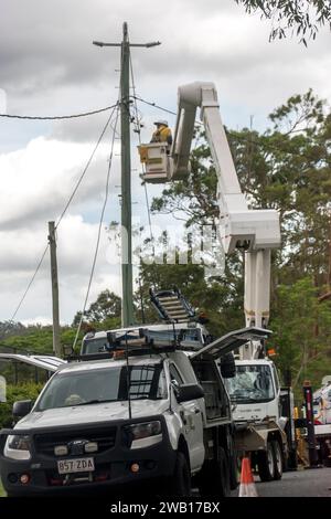 Arbeiten Sie an der Wiederherstellung der Stromversorgung in Tamborine Mountain, Queensland, Australien nach einem Freak Tornado am Weihnachtstag 2023. Riesige gefährliche Arbeit. Stockfoto