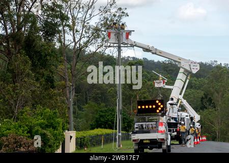 Arbeiten Sie an der Wiederherstellung der Stromversorgung in Tamborine Mountain, Queensland, Australien nach einem Freak Tornado am Weihnachtstag 2023. Riesige gefährliche Arbeit. Stockfoto