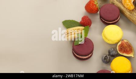 Die lebhafte Szene eines Tisches mit einer Auswahl an Macaronen und Früchten lässt einen Ort für einen köstlichen und gesunden Snack erscheinen, der den Schwerpunkt auf natürliche Lebensmittel legt Stockfoto