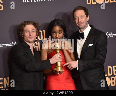 Beverly Hills, USA. Januar 2024. Jeremy Allen White, Ayo Edebiri, Ebon Moss-Bachrach im Presseraum der 81. Golden Globe Awards, die am 7. Januar 2024 im Beverly Hilton Hotel in Beverly Hills, KALIFORNIEN, stattfanden. © OConnor-Arroyo/AFF-USA.com Credit: AFF/Alamy Live News Stockfoto