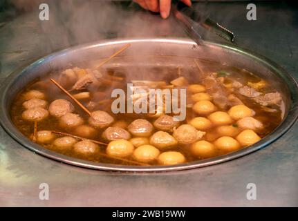 Die berühmten chinesischen Fischkugeln auf einem Stock, Zhuhai, China. Stockfoto