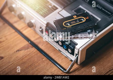 Tragbares Vintage-Radio mit Kassettenspieler auf dem Holztisch. Musikvergnügen. Stockfoto