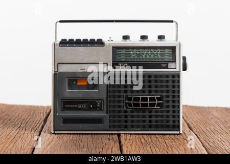 Tragbares Vintage-Radio mit Kassettenspieler auf dem Holztisch. Musikvergnügen. Stockfoto