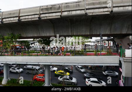 Fußgängerbrücken unter dem BTS Skytrain auf der Sukhumvite Road in Bangkok, Thailand. Stockfoto