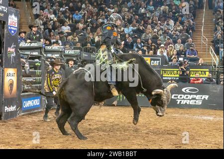 New York, Usa. Februar 2020. NEW YORK, NEW YORK – 06. JANUAR: Austin Richardson reitet in Bangarang während der zweiten Runde der Professional Bull Riders 2024 Unleash the Beast am Madison Square Garden am 6. Januar 2024 in New York City. (Foto: Ron Adar/SOPA Images/SIPA USA) Credit: SIPA USA/Alamy Live News Stockfoto