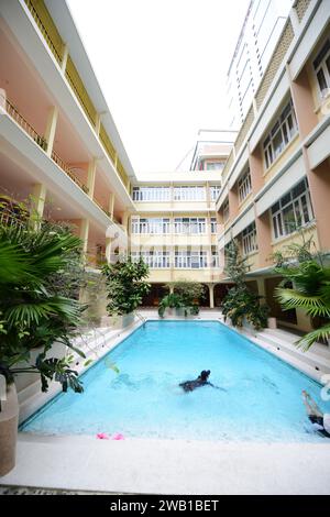 Der Swimmingpool im Miami Hotel an der Soi 13 Sukhumvit Road, Bangkok, Thailand. Stockfoto