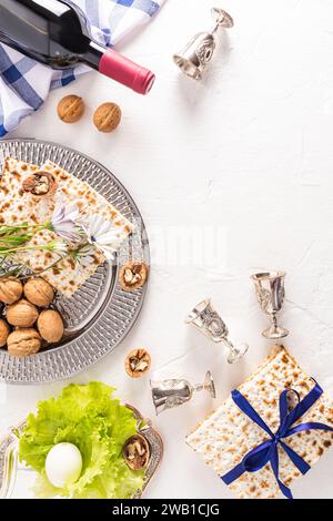 Festlicher vertikaler Hintergrund für den jüdischen Pessach-Feiertag mit traditionellem Essen und Symbolen. Das Konzept des Pessach-Urlaubs Stockfoto