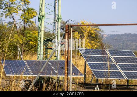 Dehradun, Uttarakhand Indien-17. August 2023-Erleuchtung Uttarakhands zukünftiger sauberer Energie mit der transformativen Kraft von Solarplatten.Bild in hoher Qualität Stockfoto