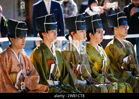 Tokio, Japan. Januar 2024. Jugendliche nehmen an der Zeremonie des Coming of Age Day im Meiji Jingu-Schrein Teil. Der Tag des Endes (Seiji no Hi) ist ein Feiertag, um all jenen zu gratulieren und sie zu ermutigen, die in Japan Erwachsene geworden sind (18 Jahre alt). Die jährliche Feier findet am zweiten Montag im Januar statt. (Kreditbild: © Rodrigo Reyes Marin/ZUMA Press Wire) NUR REDAKTIONELLE VERWENDUNG! Nicht für kommerzielle ZWECKE! Quelle: ZUMA Press, Inc./Alamy Live News Stockfoto