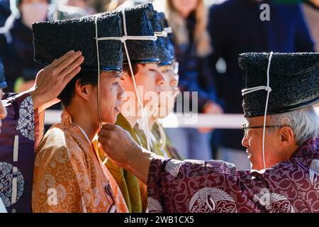 Tokio, Japan. Januar 2024. Junge Männer nehmen an der Zeremonie des Coming of Age Day im Meiji Jingu-Schrein Teil. Der Tag des Endes (Seiji no Hi) ist ein Feiertag, um all jenen zu gratulieren und sie zu ermutigen, die in Japan Erwachsene geworden sind (18 Jahre alt). Die jährliche Feier findet am zweiten Montag im Januar statt. (Kreditbild: © Rodrigo Reyes Marin/ZUMA Press Wire) NUR REDAKTIONELLE VERWENDUNG! Nicht für kommerzielle ZWECKE! Quelle: ZUMA Press, Inc./Alamy Live News Stockfoto