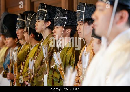 Tokio, Japan. Januar 2024. Jugendliche nehmen an der Zeremonie des Coming of Age Day im Meiji Jingu-Schrein Teil. Der Tag des Endes (Seiji no Hi) ist ein Feiertag, um all jenen zu gratulieren und sie zu ermutigen, die in Japan Erwachsene geworden sind (18 Jahre alt). Die jährliche Feier findet am zweiten Montag im Januar statt. (Kreditbild: © Rodrigo Reyes Marin/ZUMA Press Wire) NUR REDAKTIONELLE VERWENDUNG! Nicht für kommerzielle ZWECKE! Quelle: ZUMA Press, Inc./Alamy Live News Stockfoto